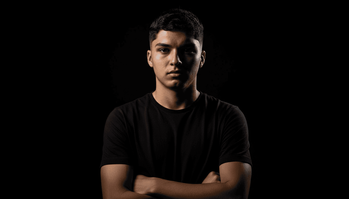 Aarom Villanueva trabajando